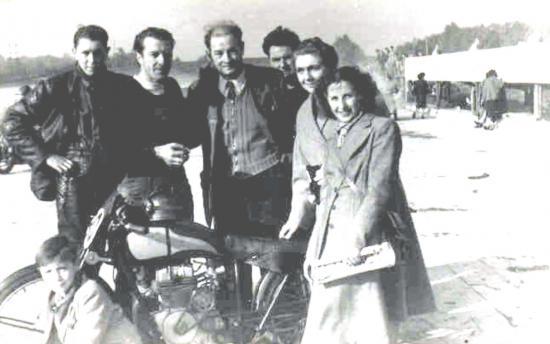 de gauche  à droite : Collier;Michel;Mr Mercia;?;Mme Marcia;Mme Michel;et le gamin en bas votre serviteur